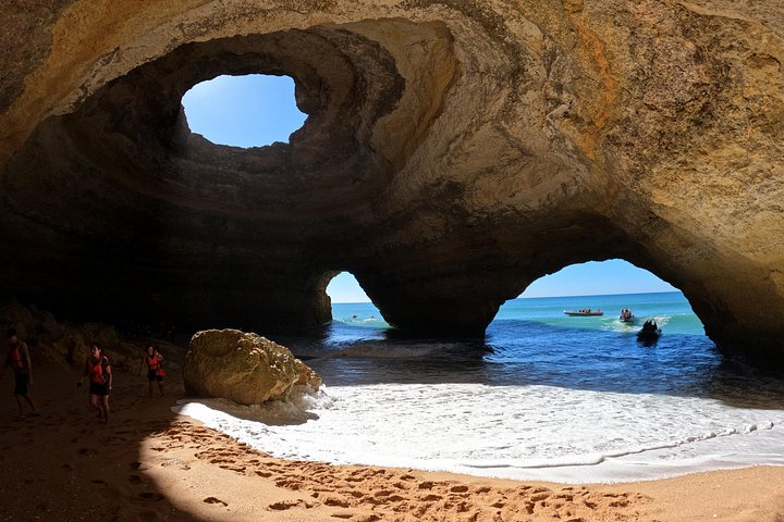 Excursion guidée en kayak explorant les grottes, plages et formations rocheuses de Benagil sur la côte de l'Algarve au Portugal, photo 27 | wizardtrip