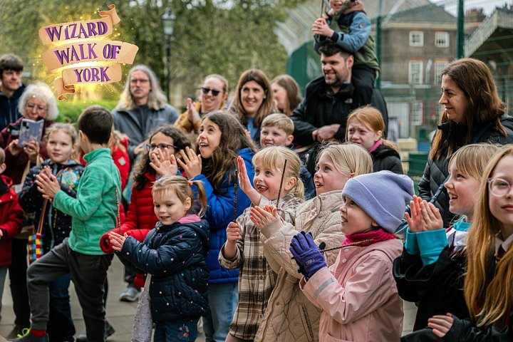 Un sorcier magique guide une visite familiale dans les rues historiques de York, en Angleterre, photo 6 | wizardtrip