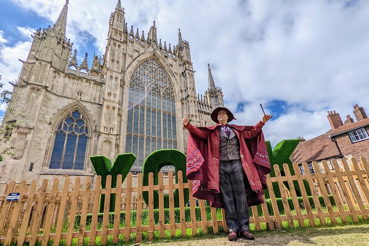 Un sorcier magique guide une visite familiale dans les rues historiques de York, en Angleterre, photo 7 | wizardtrip