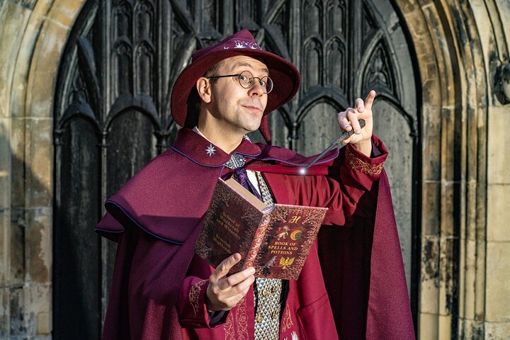 Un sorcier magique guide une visite familiale dans les rues historiques de York, en Angleterre, photo 10 | wizardtrip