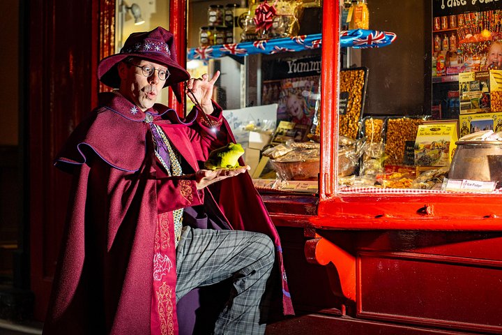 Un sorcier magique guide une visite familiale dans les rues historiques de York, en Angleterre, photo 12 | wizardtrip