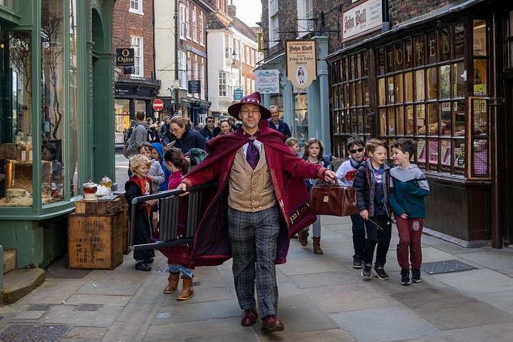 Un sorcier magique guide une visite familiale dans les rues historiques de York, en Angleterre, photo 15 | wizardtrip