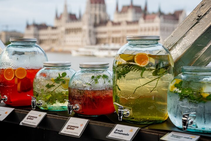 Crociera panoramica sul fiume Danubio a Budapest con bevande illimitate e vista sulla città, foto 6 | wizardtrip