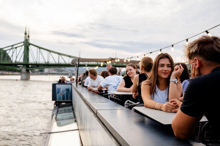 Crociera panoramica sul fiume Danubio a Budapest con bevande illimitate e vista sulla città, foto 7 | wizardtrip
