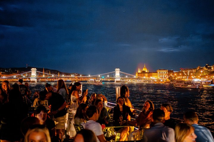 Crociera panoramica sul fiume Danubio a Budapest con bevande illimitate e vista sulla città, foto 8 | wizardtrip