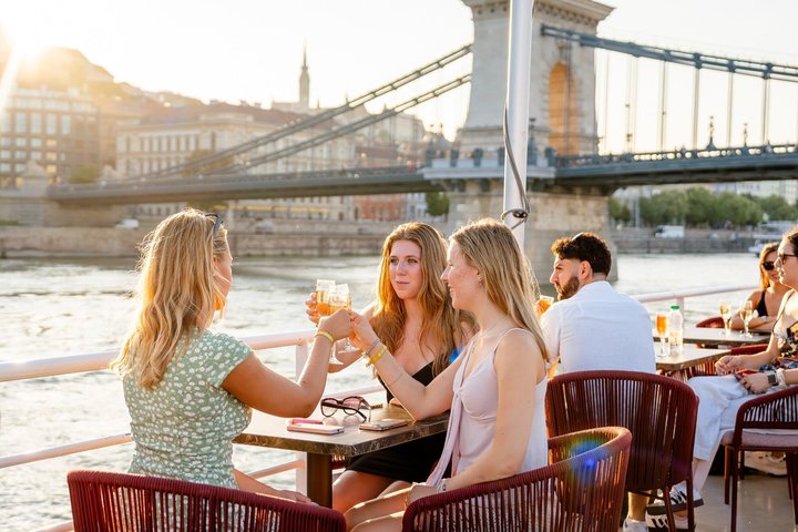 Crociera panoramica sul fiume Danubio a Budapest con bevande illimitate e vista sulla città, foto 9 | wizardtrip