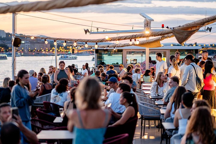 Crociera panoramica sul fiume Danubio a Budapest con bevande illimitate e vista sulla città, foto 14 | wizardtrip