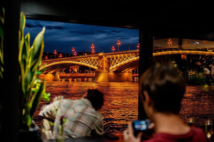 Crociera panoramica sul fiume Danubio a Budapest con bevande illimitate e vista sulla città, foto 34 | wizardtrip