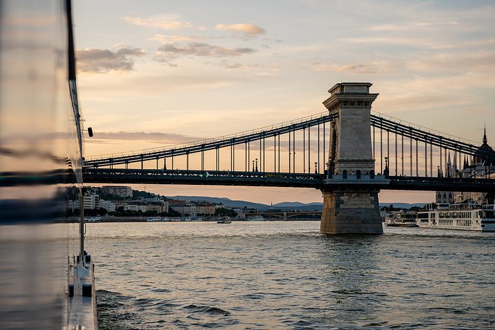 Crociera panoramica sul fiume Danubio a Budapest con bevande illimitate e vista sulla città, foto 39 | wizardtrip