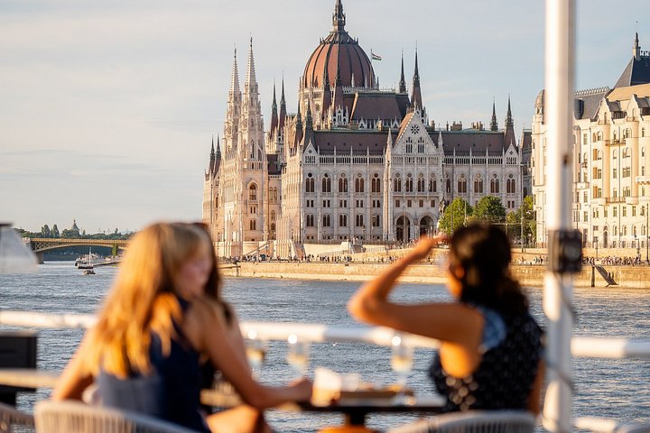 Crociera panoramica sul fiume Danubio a Budapest con bevande illimitate e vista sulla città, foto 42 | wizardtrip