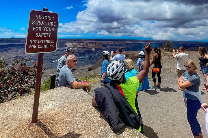 Explora el Parque Nacional de los Volcanes de Hawái en un tour en e-bike Fat Tire, descubriendo túneles de lava y volcanes activos, foto 10 | wizardtrip