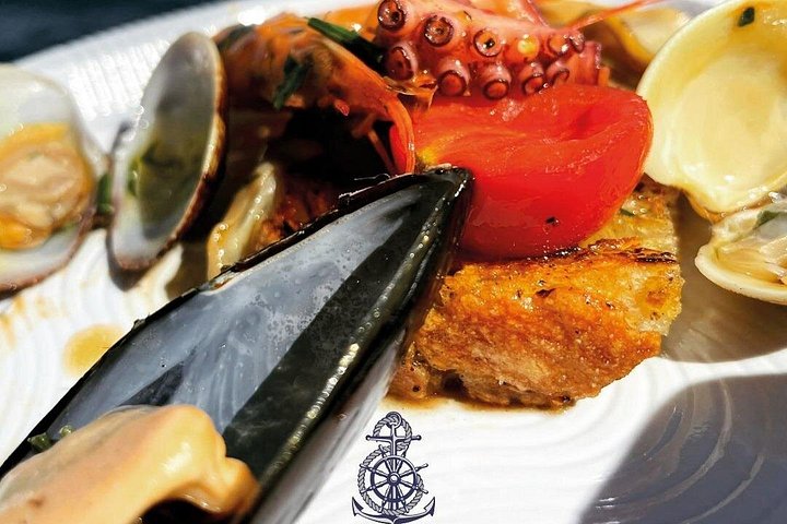 Naturskjønn båttur rundt Ischia med badestopp og lunsj om bord, foto 10 | wizardtrip