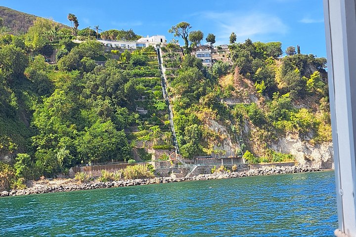 Naturskjønn båttur rundt Ischia med badestopp og lunsj om bord, foto 28 | wizardtrip