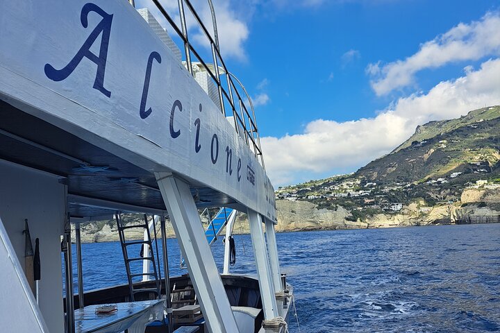 Naturskjønn båttur rundt Ischia med badestopp og lunsj om bord, foto 34 | wizardtrip