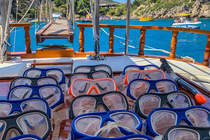 Crociera giornaliera a Rodi con nuoto, snorkeling, pranzo e bevande su una barca tradizionale, foto 6 | wizardtrip