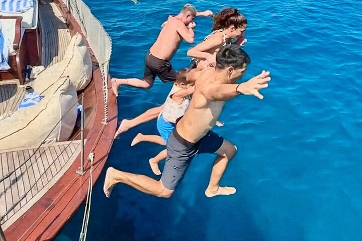 Crociera giornaliera a Rodi con nuoto, snorkeling, pranzo e bevande su una barca tradizionale, foto 9 | wizardtrip