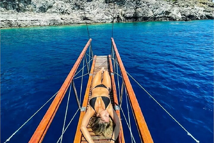 Crociera giornaliera a Rodi con nuoto, snorkeling, pranzo e bevande su una barca tradizionale, foto 18 | wizardtrip