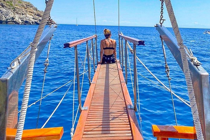 Crociera giornaliera a Rodi con nuoto, snorkeling, pranzo e bevande su una barca tradizionale, foto 22 | wizardtrip