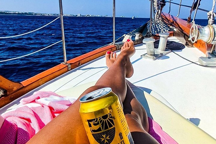 Crociera giornaliera a Rodi con nuoto, snorkeling, pranzo e bevande su una barca tradizionale, foto 23 | wizardtrip