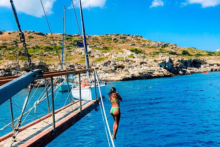 Crociera giornaliera a Rodi con nuoto, snorkeling, pranzo e bevande su una barca tradizionale, foto 26 | wizardtrip