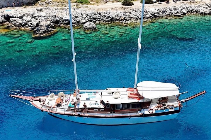 Crociera giornaliera a Rodi con nuoto, snorkeling, pranzo e bevande su una barca tradizionale, foto 49 | wizardtrip