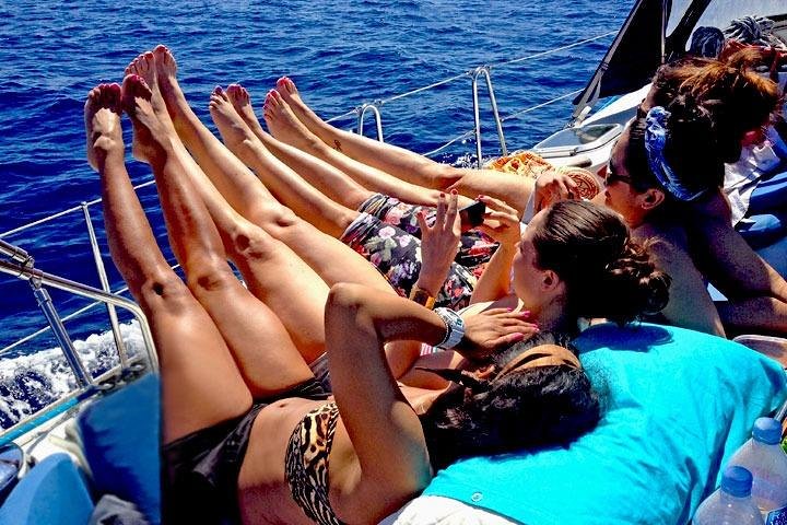 Croisière privée en voilier au large de Barcelone avec vue sur la ville, boissons et tapas, photo 9 | wizardtrip