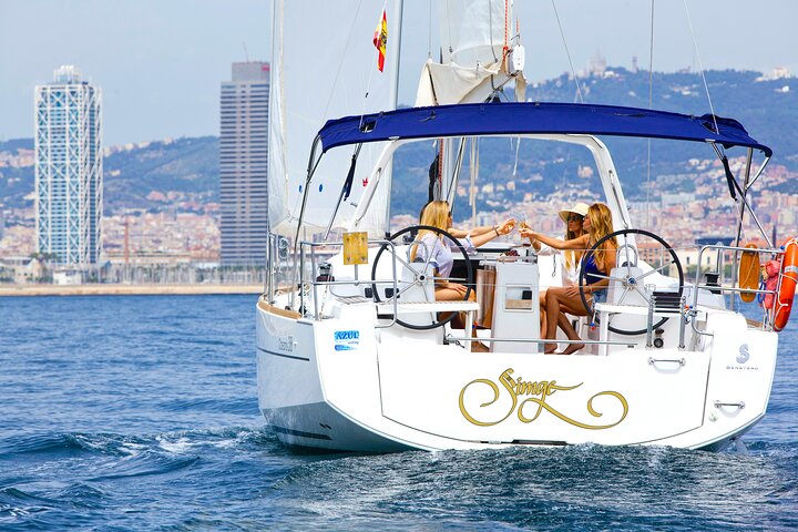Croisière privée en voilier au large de Barcelone avec vue sur la ville, boissons et tapas, photo 10 | wizardtrip