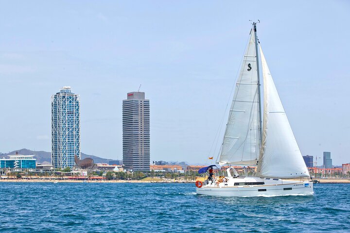 Croisière privée en voilier au large de Barcelone avec vue sur la ville, boissons et tapas, photo 12 | wizardtrip