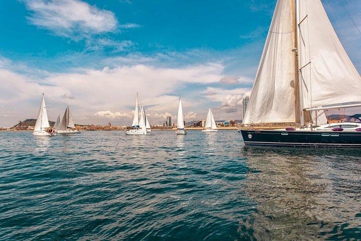 Croisière privée en voilier au large de Barcelone avec vue sur la ville, boissons et tapas, photo 14 | wizardtrip