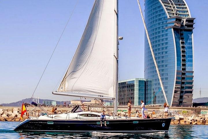 Croisière privée en voilier au large de Barcelone avec vue sur la ville, boissons et tapas, photo 16 | wizardtrip