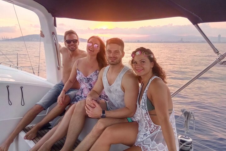 Barcelona Shared Sensational Sunset Tour with Open Bar & Tapas | wizardtrip