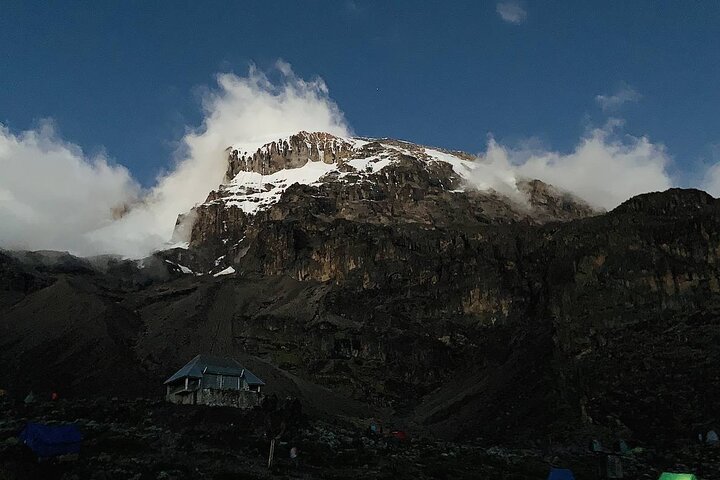Trek vers le sommet du Mont Kilimandjaro sur la Route Machame, en Tanzanie, photo 16 | wizardtrip