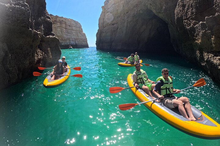 Aventure en kayak vers les grottes de Benagil à Portimão, Portugal, exploration des grottes marines et du littoral, photo 6 | wizardtrip