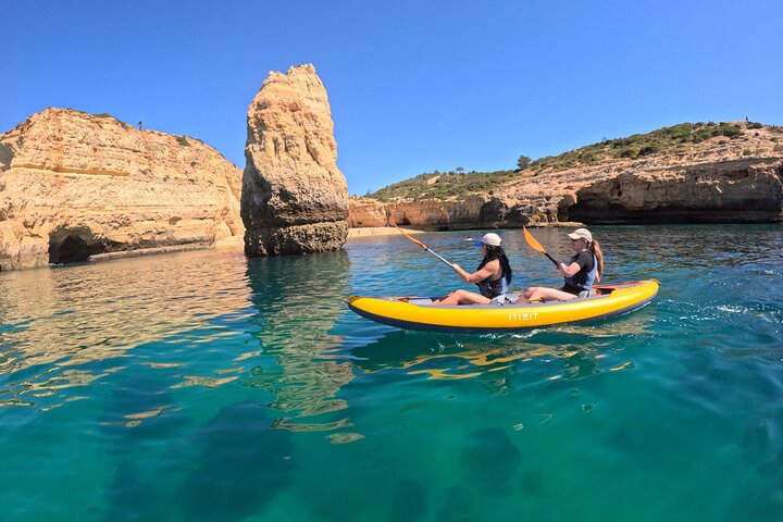 Aventure en kayak vers les grottes de Benagil à Portimão, Portugal, exploration des grottes marines et du littoral, photo 7 | wizardtrip