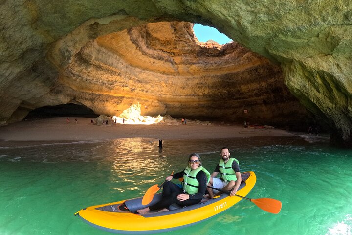 Aventure en kayak vers les grottes de Benagil à Portimão, Portugal, exploration des grottes marines et du littoral, photo 8 | wizardtrip