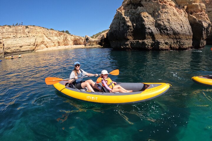 Aventure en kayak vers les grottes de Benagil à Portimão, Portugal, exploration des grottes marines et du littoral, photo 10 | wizardtrip