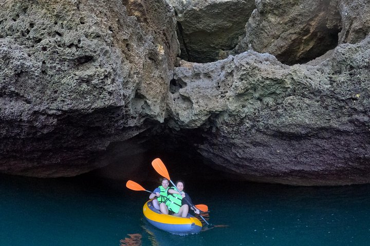 Aventure en kayak vers les grottes de Benagil à Portimão, Portugal, exploration des grottes marines et du littoral, photo 12 | wizardtrip