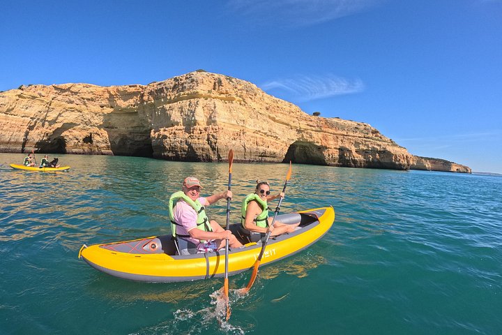 Aventure en kayak vers les grottes de Benagil à Portimão, Portugal, exploration des grottes marines et du littoral, photo 17 | wizardtrip