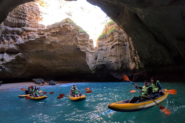 Aventure en kayak vers les grottes de Benagil à Portimão, Portugal, exploration des grottes marines et du littoral, photo 27 | wizardtrip