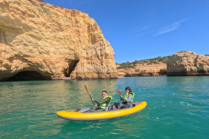 Aventure en kayak vers les grottes de Benagil à Portimão, Portugal, exploration des grottes marines et du littoral, photo 28 | wizardtrip