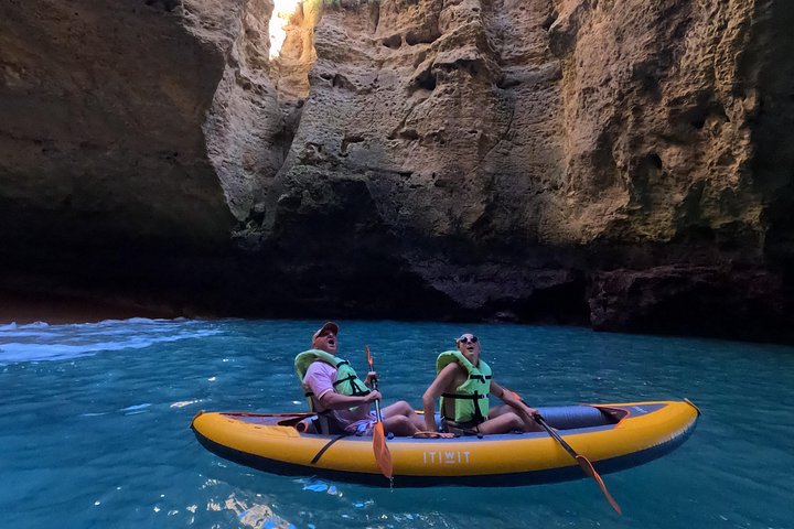 Aventure en kayak vers les grottes de Benagil à Portimão, Portugal, exploration des grottes marines et du littoral, photo 34 | wizardtrip