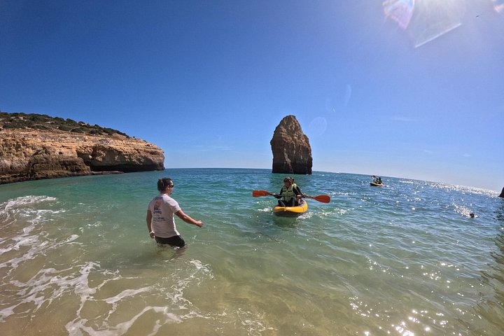 Aventure en kayak vers les grottes de Benagil à Portimão, Portugal, exploration des grottes marines et du littoral, photo 36 | wizardtrip