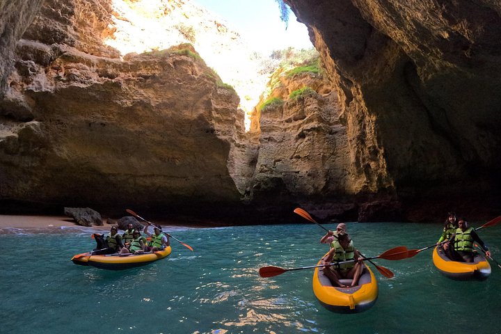 Aventure en kayak vers les grottes de Benagil à Portimão, Portugal, exploration des grottes marines et du littoral, photo 41 | wizardtrip
