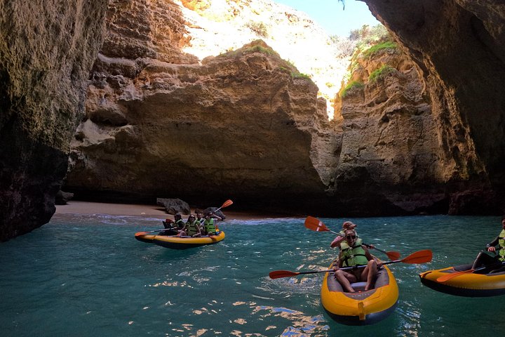 Aventure en kayak vers les grottes de Benagil à Portimão, Portugal, exploration des grottes marines et du littoral, photo 42 | wizardtrip