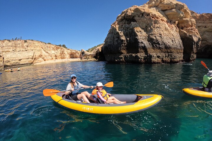 Aventura de caiaque à Gruta de Benagil e à deslumbrante costa do Algarve, foto 12 | wizardtrip