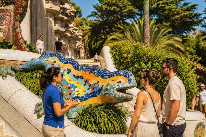 バルセロナのグエル公園ガイドツアー、ガウディのカラフルなモザイクと建築を紹介、写真7 | wizardtrip
