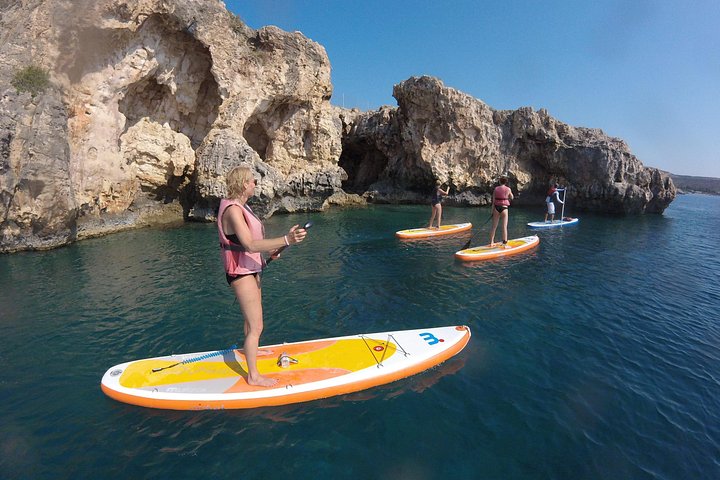 Stand-up paddleboard-eventyr i det klare vannet i Marathi Bay, Kreta, med fantastisk kystutsikt, foto 12 | wizardtrip