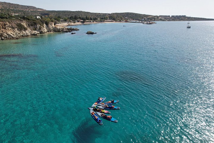 Stand-up paddleboard-eventyr i det klare vannet i Marathi Bay, Kreta, med fantastisk kystutsikt, foto 22 | wizardtrip