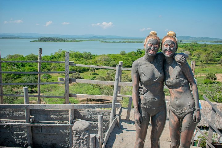 Turistas desfrutam de um banho de lama no Vulcão de Lama de Totumo perto de Cartagena, Colômbia, foto 7 | wizardtrip