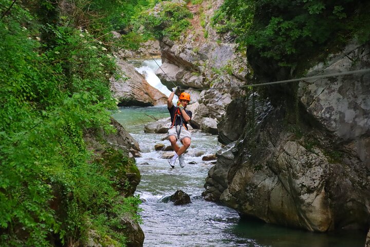 Erleben Sie den Nervenkitzel des Ziplinens durch den malerischen Učja Canyon in Bovec, Slowenien, Foto 12 | wizardtrip